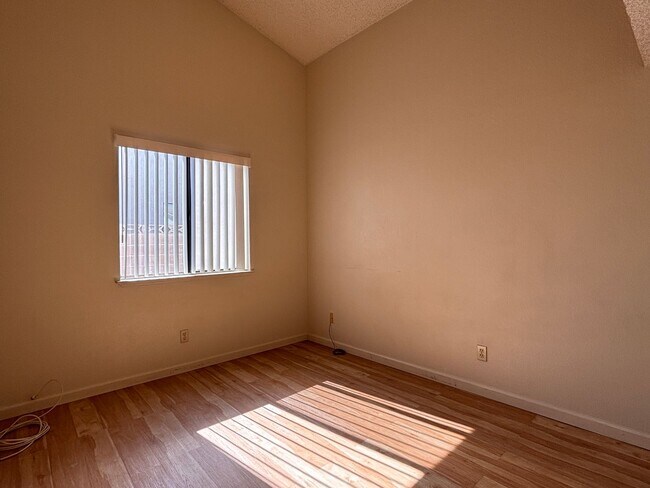 Building Photo - 1588 Yellowwood Dr