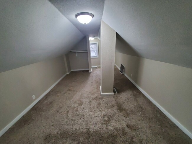 Building Photo - 2 Bedroom, 1 Bathroom rental home with gar...