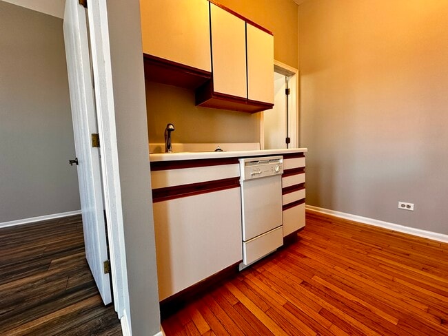 Building Photo - 556 W 37th St