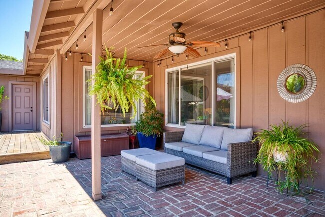 Building Photo - Stunning home located is sought after Northgate!