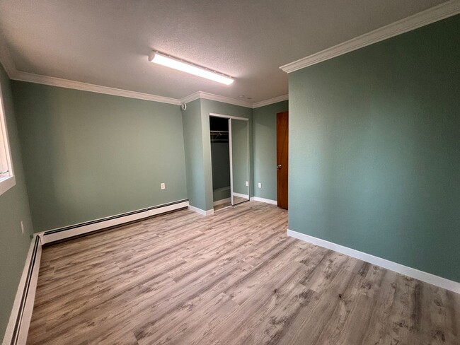 Building Photo - 2 Bedroom / 1 Bathroom / Washer & Dryer in...