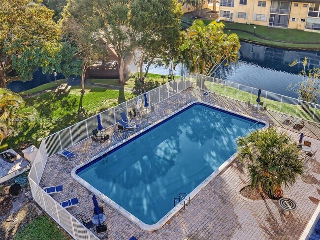 Building Photo - 5130 SW 40th Ave