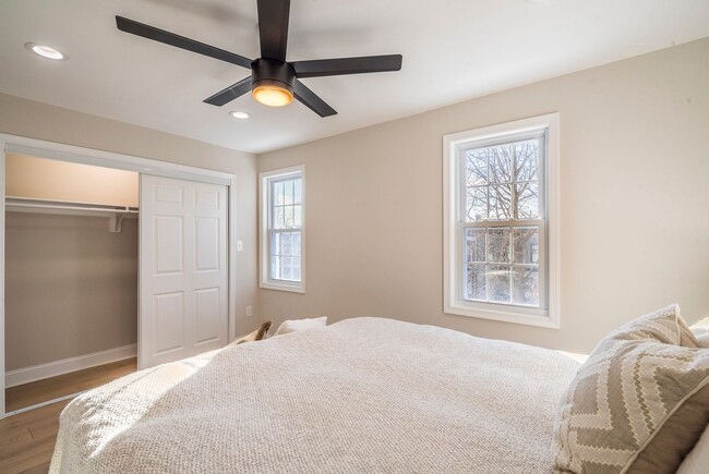 Building Photo - Natural-Light Stunner Near Eastern Market & Potomac Metro