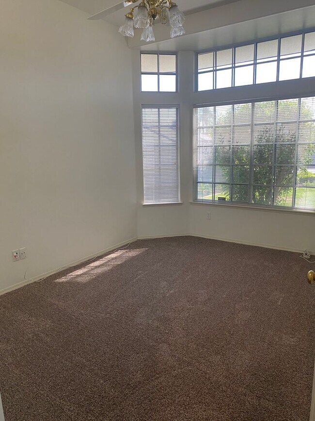 Building Photo - Gorgeous 3 Bedroom 2 Bath Home