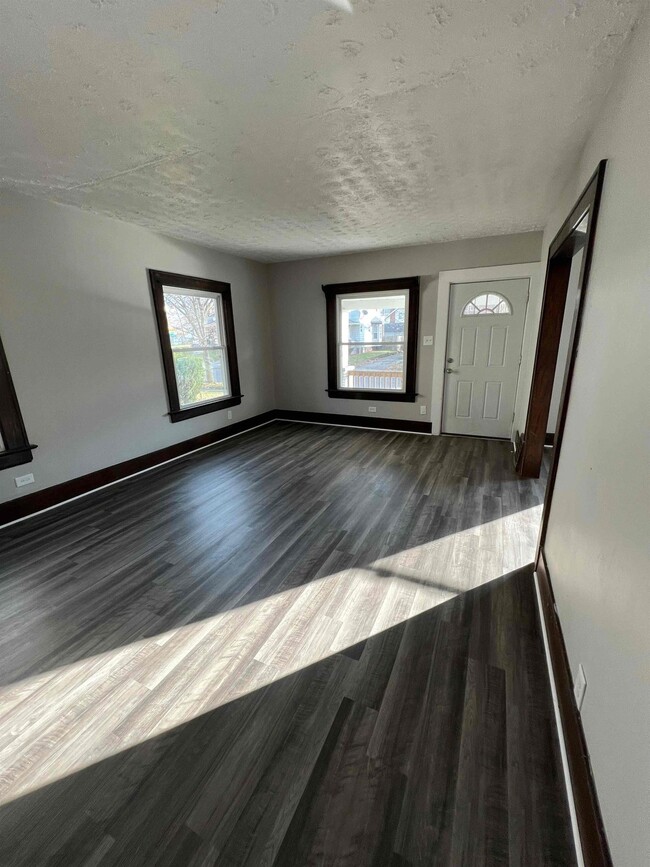 Building Photo - 943 Delia Ave