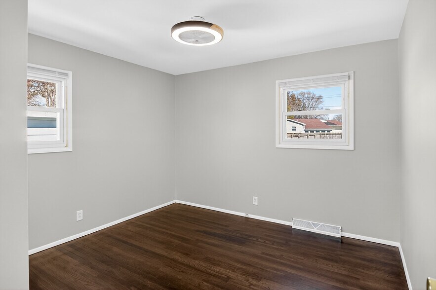 Building Photo - 7407 Saturn St