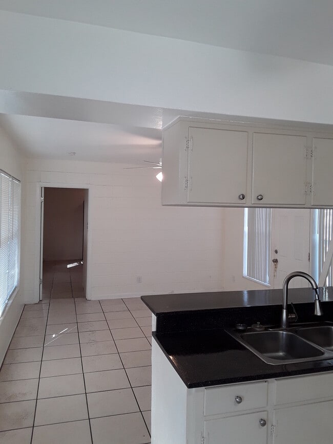 Building Photo - Three Bedroom One Bathroom House near Gulfport area.