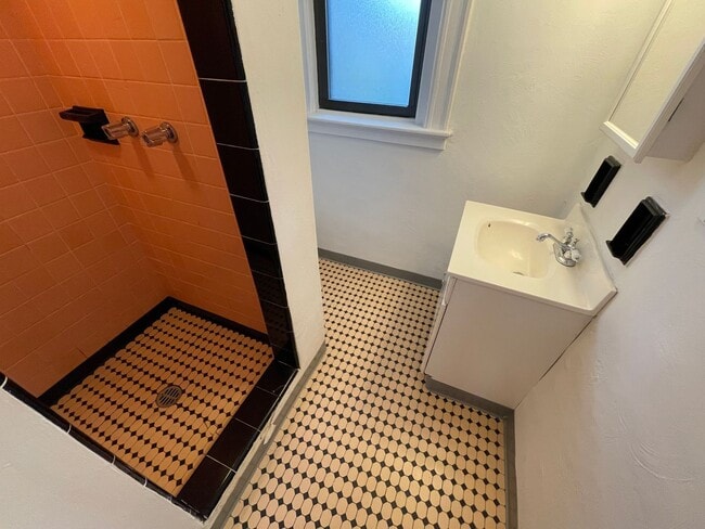 Building Photo - 213 S Aiken Ave