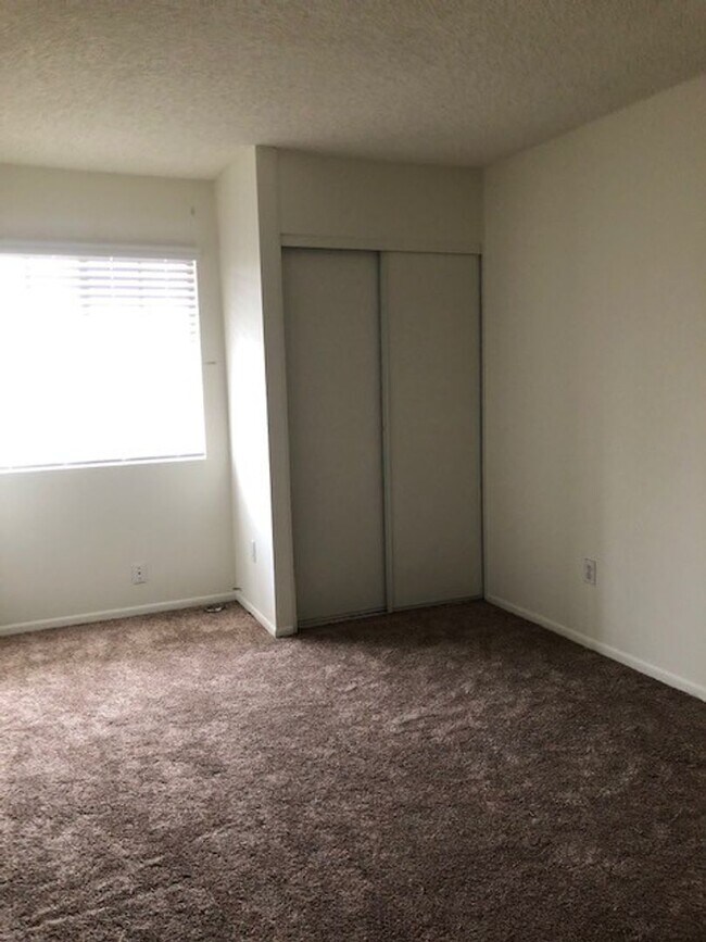 Building Photo - 4 bed-2 bath Single Story House with 2-Car...