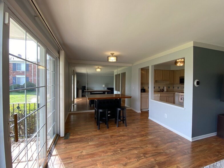 Building Photo - 500 Fox Hills Dr N