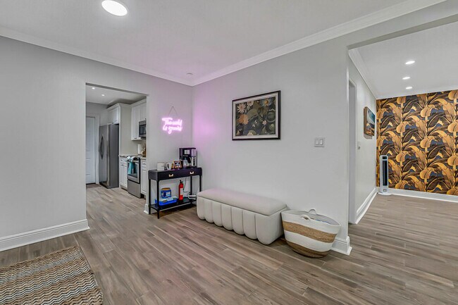 Building Photo - 532 N Palmway