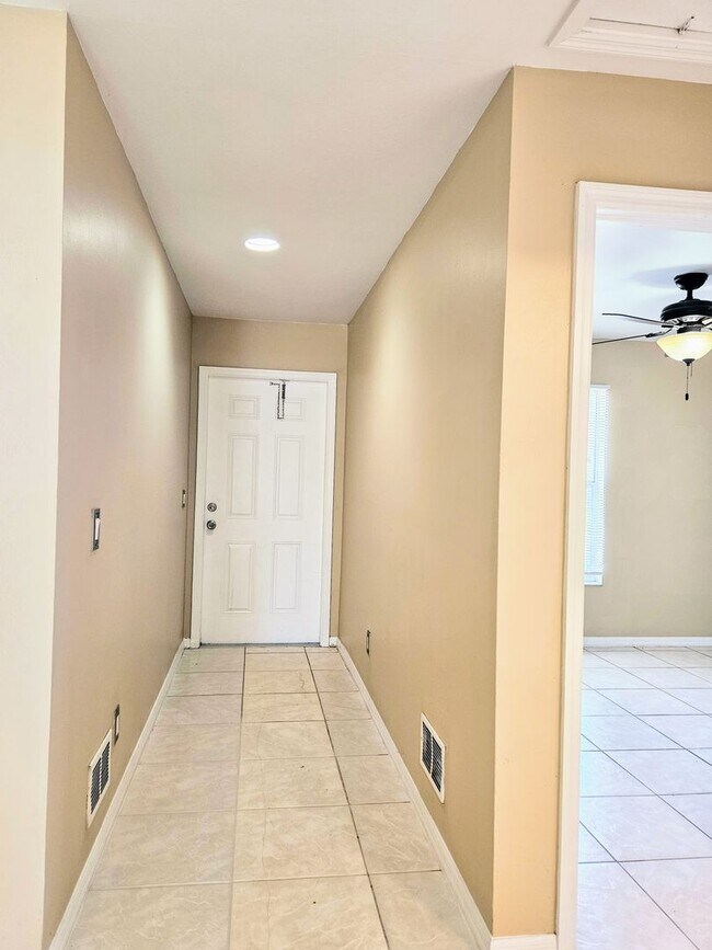 Building Photo - Nice 3 Bedroom Duplex in Lehigh Acres