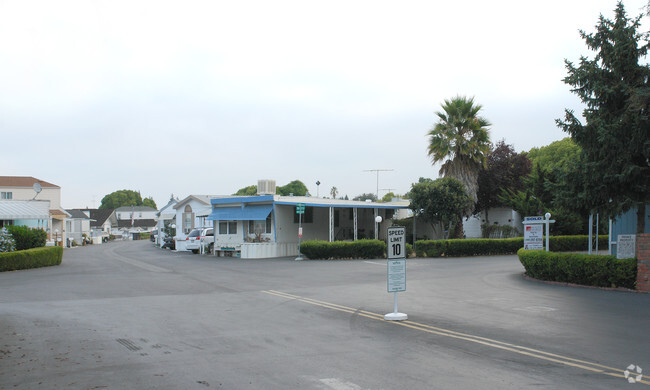 Building Photo - Rancho La Mesa