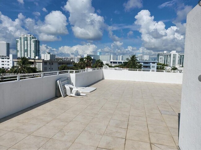 Building Photo - 945 Michigan Ave