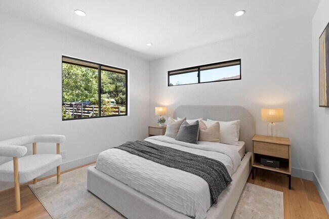 Building Photo - 810 W California Way