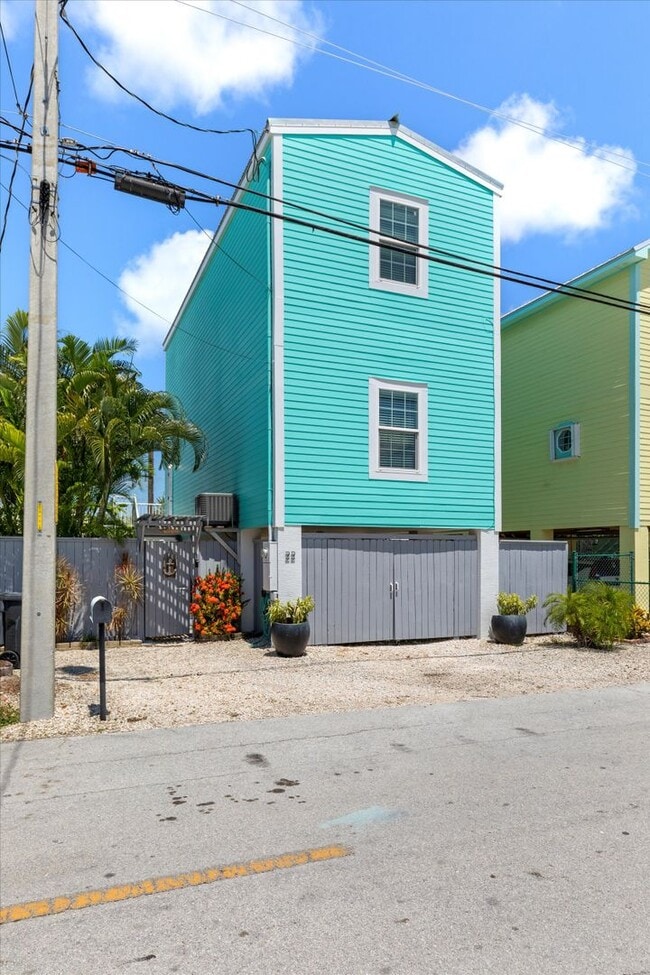 Building Photo - 2 Bedroom, 2.5 Bathroom AVAILABLE FOR 6 Months