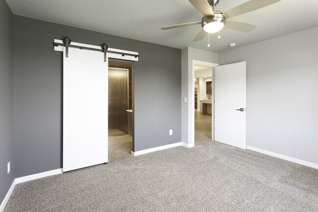 Building Photo - Stylish, Modern, Nearly New | 4-Bed | 2-Bath | Deer Creek Schools