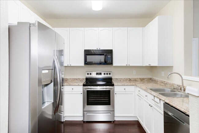 Building Photo - July 1st Move in! Top Floor 2 Bed / 2 Bath...