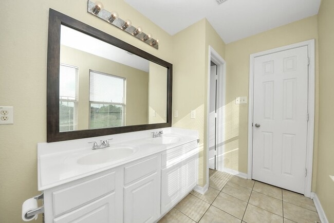 Building Photo - 15202 Lynford Crest Dr