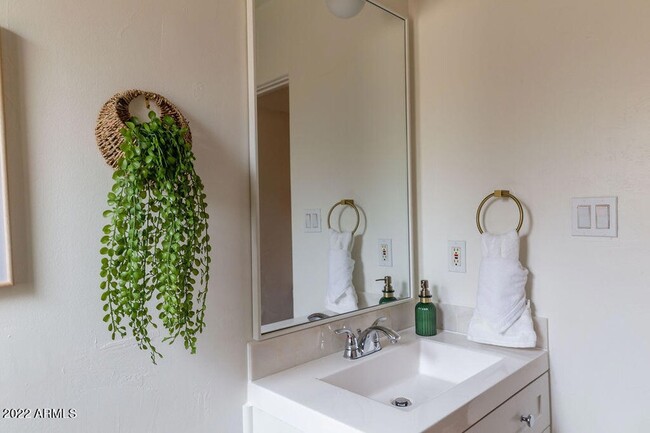 Building Photo - 1148 E Glenn Dr