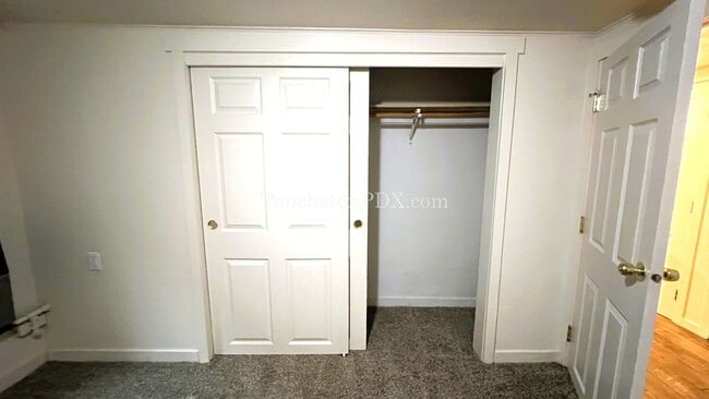 Building Photo - Large 2 Bed / 1 Bonus Room in the Brooklyn Neighborhood off SE Milwaukie Ave.