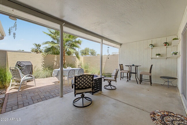 Building Photo - 10454 W Palmeras Dr