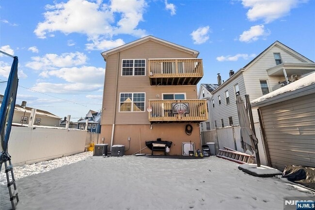 Building Photo - 110 Redwood Ave