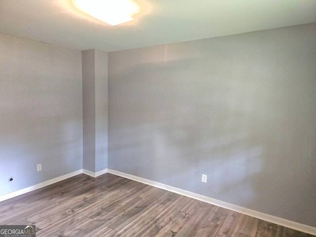Building Photo - 5690 Deerfield Ct
