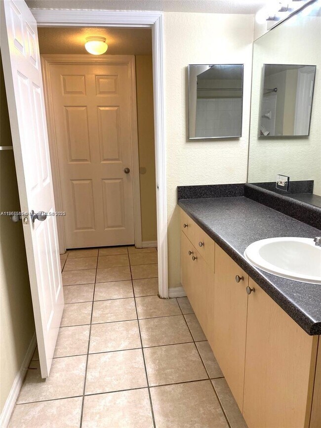 Building Photo - 2564 Centergate Dr