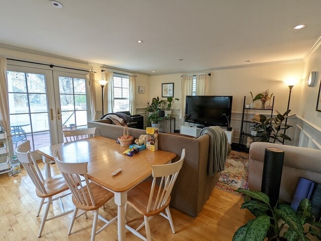 Building Photo - 210 Erie St