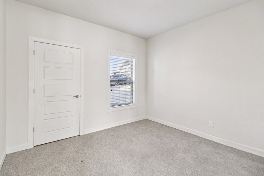 Building Photo - 9776 Montclaire Dr