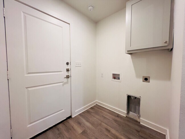 Building Photo - Spacious 3-Bedroom Townhouse Near Texas Tech
