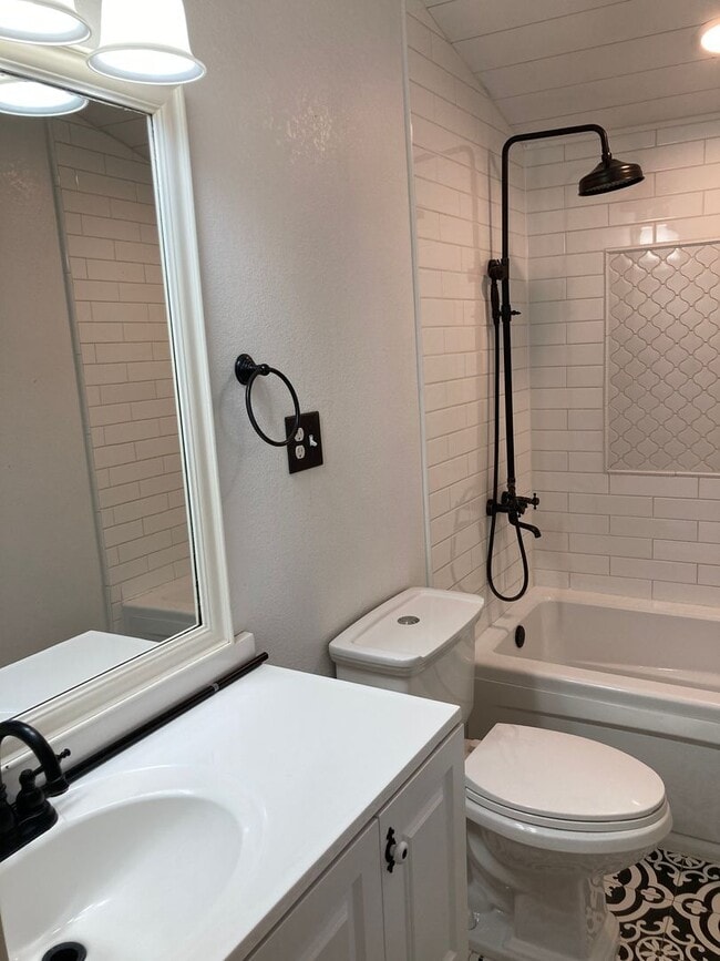 Building Photo - *READY FOR MOVE IN* Victorian Home In Reno