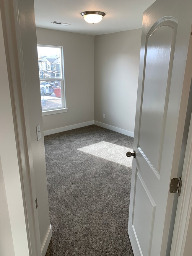 Building Photo - 718 N 260 W