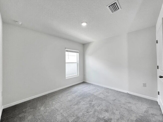 Building Photo - **AVAILABLE AUGUST 1** Charming 4-Bedroom ...