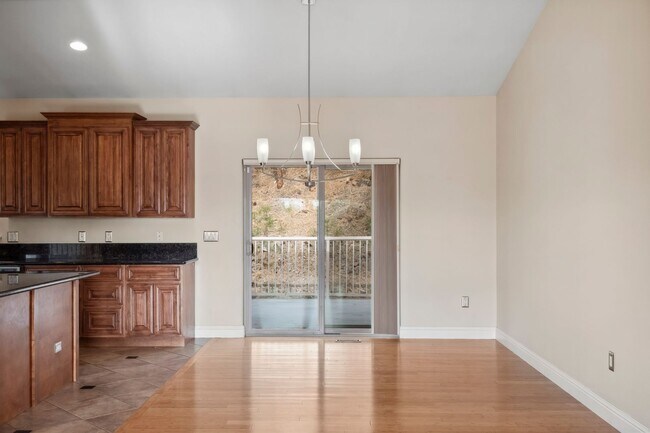 Building Photo - Beautiful Woodridge Home