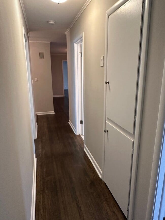 Building Photo - This home is adorable and move in ready!