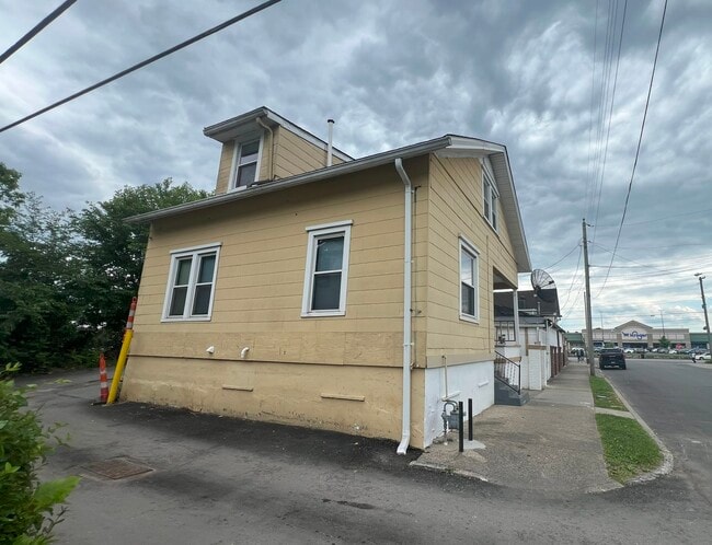 Building Photo - 673 S 27th St