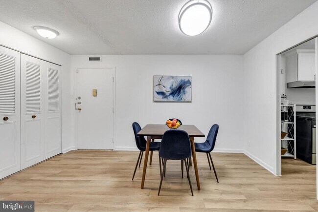 Building Photo - 2030 N Adams St