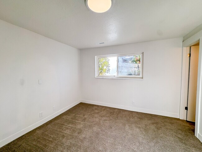 Building Photo - 1340 E Navajo Dr