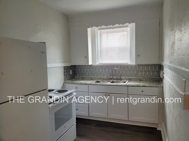 Building Photo - 202 Elm Ave