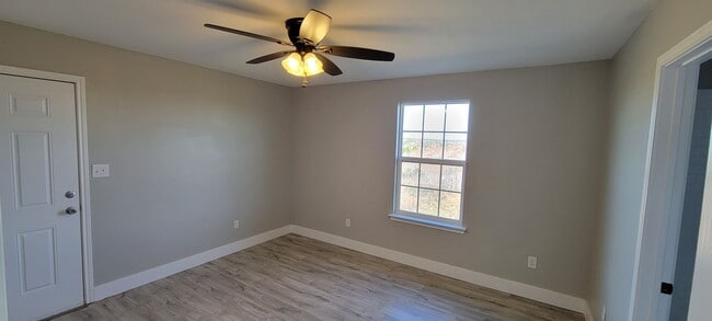Building Photo - Spacious Two Bedroom home - Country Settin...