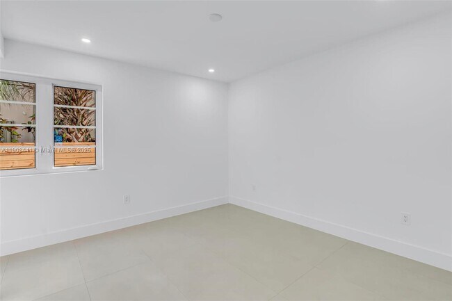 Building Photo - 524 NE 65th St