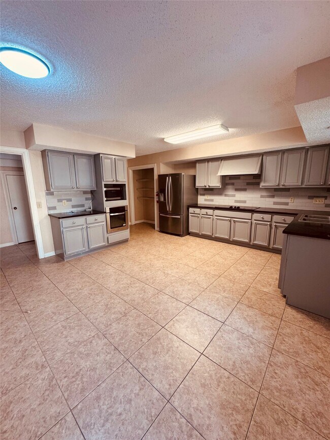 Building Photo - 14810 Rancho Vista Dr