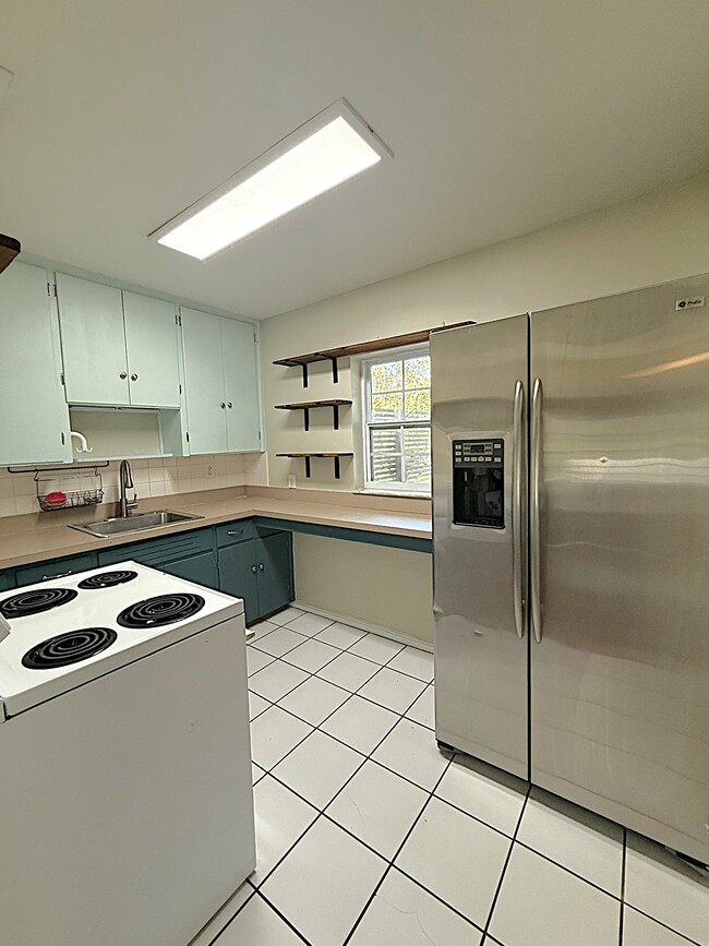 Building Photo - 3000 Knollwood Cir