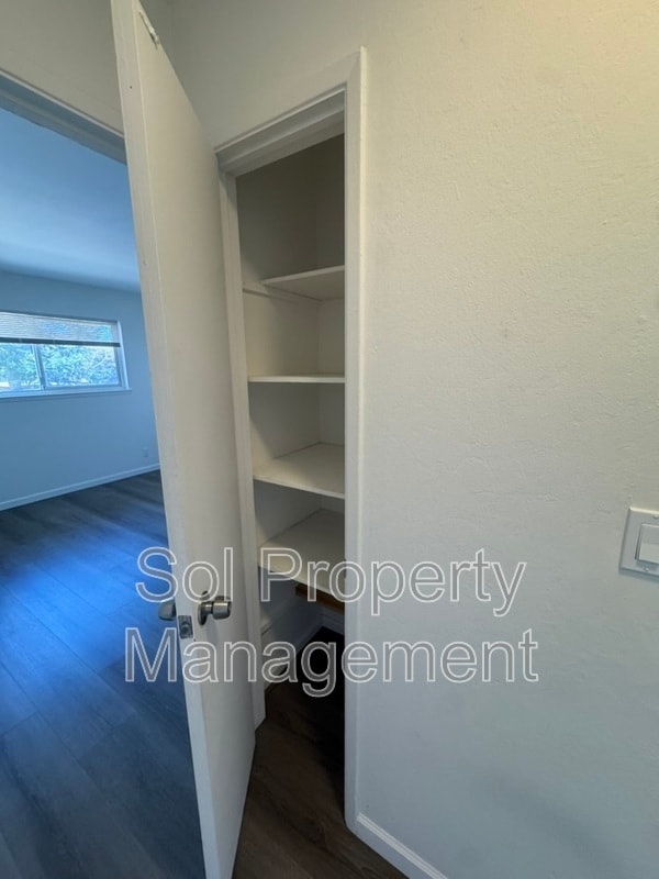 Building Photo - 1053 W Hamilton Ave