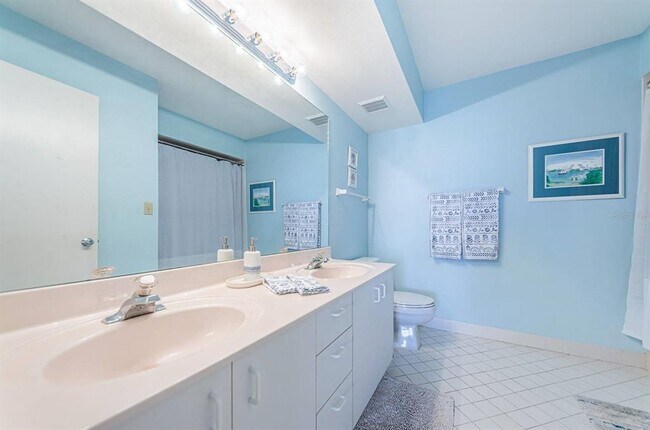 Building Photo - 6001 Bahia Del Mar Cir N