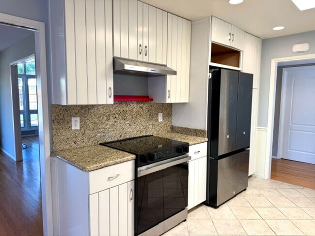 Building Photo - Beautiful 3 bedroom, 2 bath single level home in the Woodlands-Walnut Creek