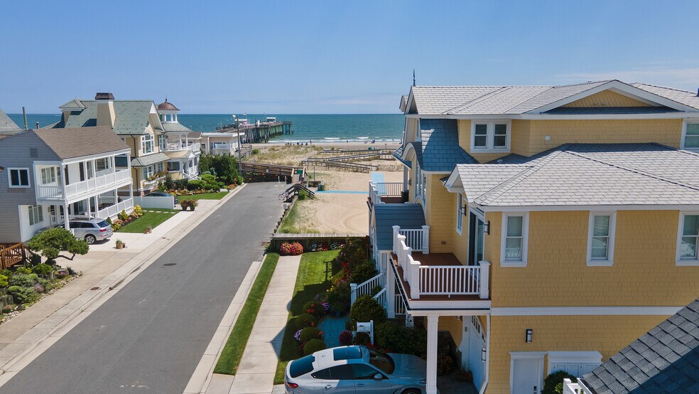 Primary Photo - 7600 Bayshore Dr