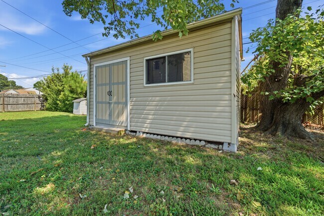 Building Photo - 600 Breeds Hill Rd
